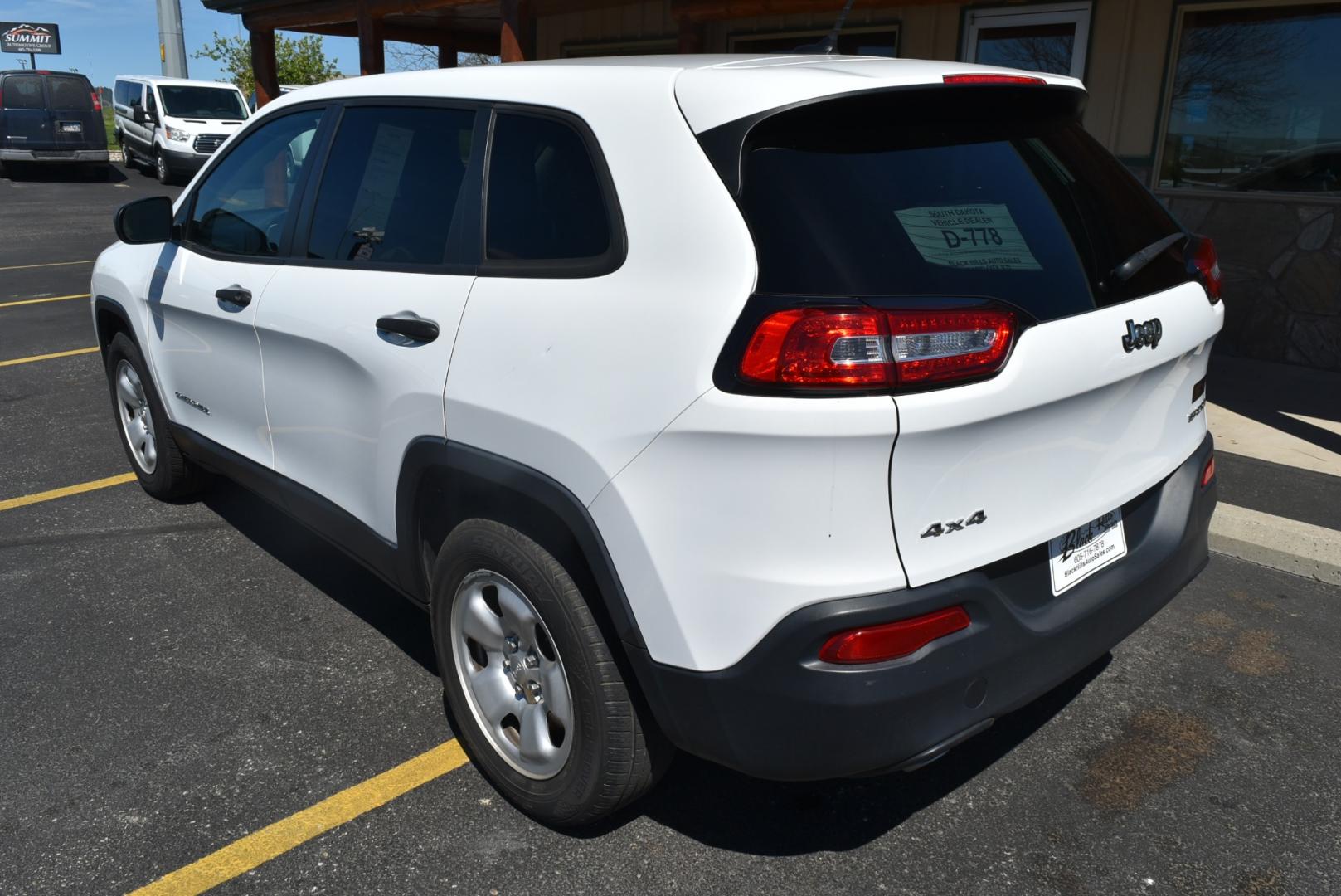 2016 White /Beige Jeep Cherokee Sport (1C4PJMAB4GW) with an 2.4L 4 Cyl Multi -Air engine, 9-Speed Automatic transmission, located at 1600 E Hwy 44, Rapid City, SD, 57703, (605) 716-7878, 44.070232, -103.171410 - Photo#5